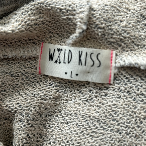 Wild Kiss NWOT Grey Heather Beach Graphics Hi Low Hemline Women’s Size L Hoodie - Picture 13 of 14